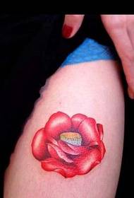 Foto de patrón de tatuaje floral rojo de pierna