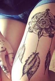 Un groupe de filles de mode conçoit des dessins de tatouage au henné