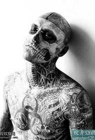 Tá patrún tattoo madman maith a phearsantacht agus tattoos