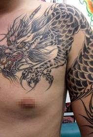 Tatuaje de ŝalmo de drako, kiu estas populara inter viroj