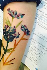 Pragtige kleurvolle tatoeëermerke van blommetatoeëring