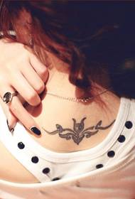Tatuaggio totem pipistrello collo femminile