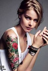 Модел на татуировка на жена с ръка