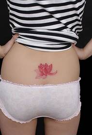 Kadın sırt belindeki kırmızı lotus dövme resmi
