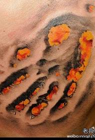 Vaihtoehtoinen viileä revitty kädenjälki-tatuointi rinnassa