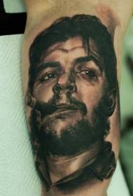 Portrett av skulder svart brun røyking mann tatovering