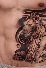 Gambar totem dan singa tattoo kacak abdomen kiri lelaki