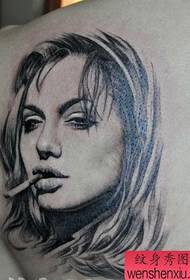 Modello di tatuaggio ritratto di una spalla angelina