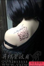 Kecantikan bahu pola tato lotus yang indah dan elegan