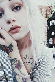 Djevojka tetovaža uzorak ličnosti