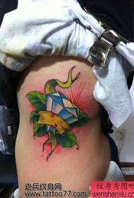 un modello di tatuaggio diamante colorato in vita laterale