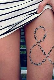Tatuaggio totem inglese con personalità super su gambe femminili