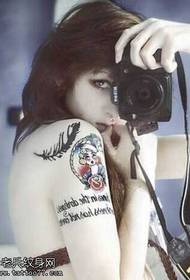 Modello di tatuaggio donna braccio fotocamera