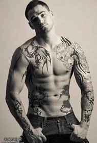 Modello di tatuaggio maschile bello