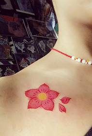 Deivės krūtinės seksualus gėlių žiedlapių tatuiruotės modelis