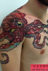 Modello di tatuaggio polpo classico bello sulla spalla maschile