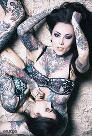 Zahraniční pokušení dvě ženy tetování vzory