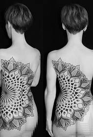 Burvīgs melna iedurtā ģeometriskā rakstura dekoratīvs tetovējums