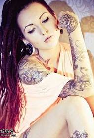 Modello tatuaggio donna