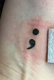 Izinhlobonhlobo zemiklamo encane ye-semicolon tattoo emisha