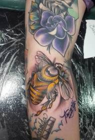 Ape di colore con modello di tatuaggio ritratto e fiore di persone