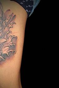 un tatuaggio personalizzato di un fiore