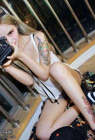 Modello di tatuaggio donna fotocamera