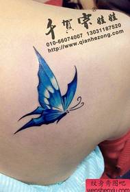 Grua e bukur me një tatuazh të bukur flutur në shpatullat e saj