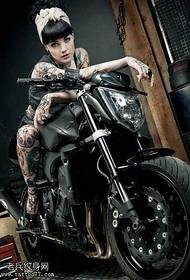 Черная модель татуировки мотоцикла