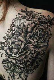 una flor del cos tatuada que ha estat florida per a qui
