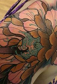 Bellissimo modello di tatuaggio floreale che può darti una sensazione