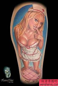 Apreciar un hermoso trabajo de tatuaje de enfermera