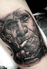 पाय काळ्या राखाडी वास्तववादी धूम्रपान करणार्या वृद्ध व्यक्तीचे टॅटू चित्रे