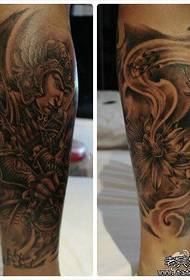 tattoo ya Wei Wei Bodhisattva ndi silika wamaluwa pamiyendo