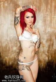 Stiprus raudonplaukės moters tatuiruotės modelis