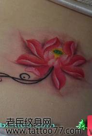 Lotus tatuirovkasining chiroyli va chiroyli namunasi