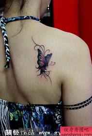 Piękny wygląd piękny wzór tatuażu motyl ramię