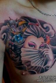 unha tatuaxe de xeisha no peito