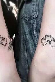 Linda pequena tatuaxe entre noivas