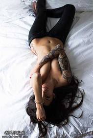 ຮູບແບບ tattoo ແມ່ຍິງແຂນ
