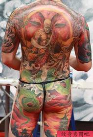 Motivo tatuaggio serpente super bello, schiena piena, mare, verde