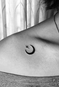 Niña tótem de clavícula pequeña luna con patrón de tatuaje de estrellas