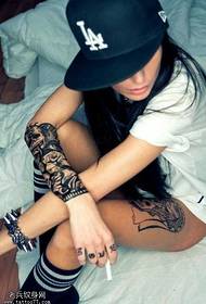Рака убава жена тетоважа шема
