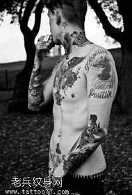 Μυϊκός άνθρωπος αστείο μοντέλο τατουάζ πορτρέτο