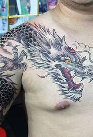 Žestoka dominirajuća tetovaža preko ramena