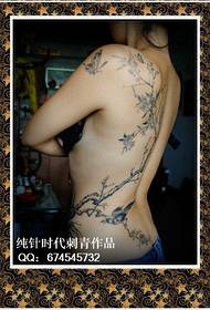 Cintura di bellissima cintura à spalle un bellu mudellu di tatuaggi di fiori è uccelli