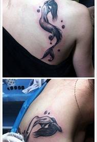 Bellissimo modello di tatuaggio a sirena sulle spalle delle ragazze