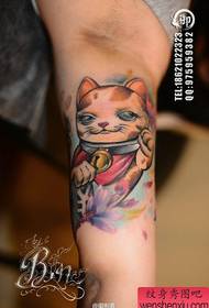 手臂内侧经典流行的招财猫纹身图案