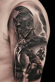 Imagen de tatuaje de guerrero gris negro en brazo izquierdo masculino
