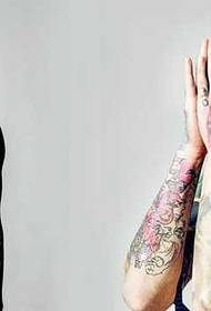 Modello tatuaggio moda uomo caro